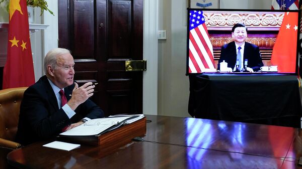 Президент Джо Байден во время видеосвязи с президентом Китая Си Цзиньпином из комнаты Рузвельта Белого дома в Вашингтоне - Sputnik Кыргызстан