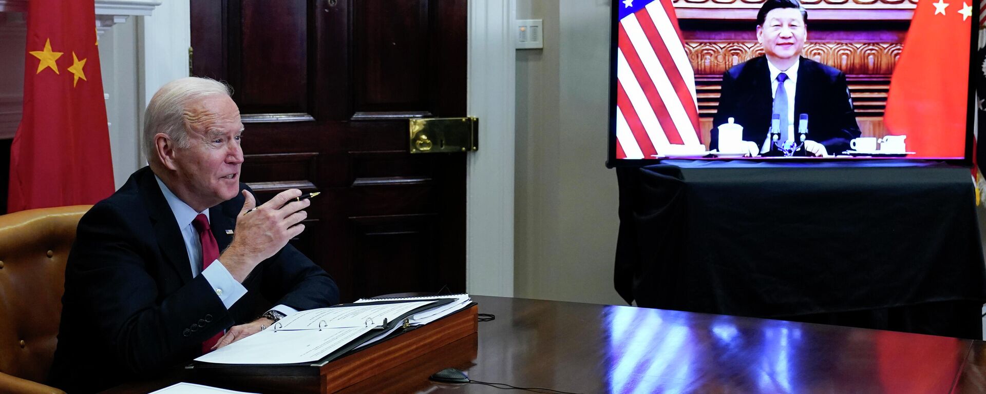 Президент Джо Байден во время видеосвязи с президентом Китая Си Цзиньпином из комнаты Рузвельта Белого дома в Вашингтоне - Sputnik Кыргызстан, 1920, 19.03.2022