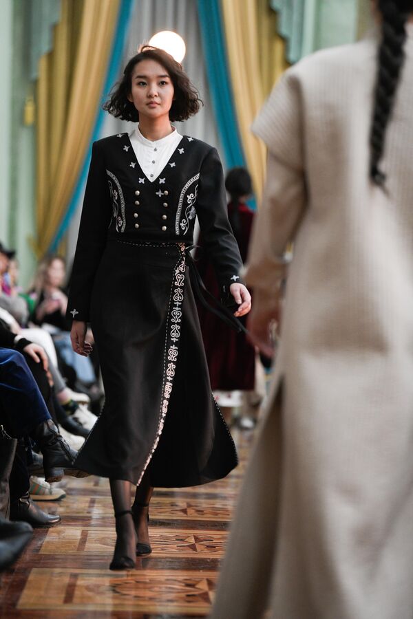 Модель на модном показе Burana Fashion Week в Бишкеке. Были представлены лучшие коллекции отечественных и иностранных дизайнеров. - Sputnik Кыргызстан