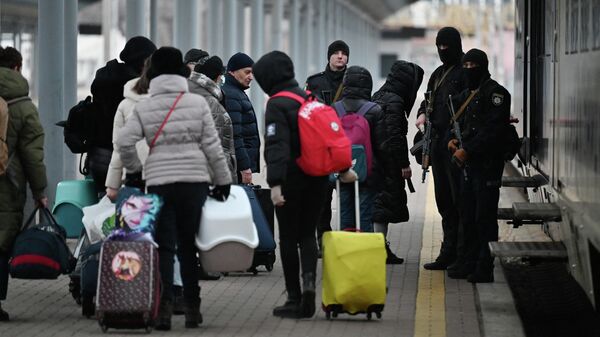 Киевден эвакуациялоо учурундагы адамдар - Sputnik Кыргызстан