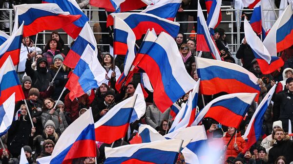 Люди на трибунах с флагами России - Sputnik Кыргызстан