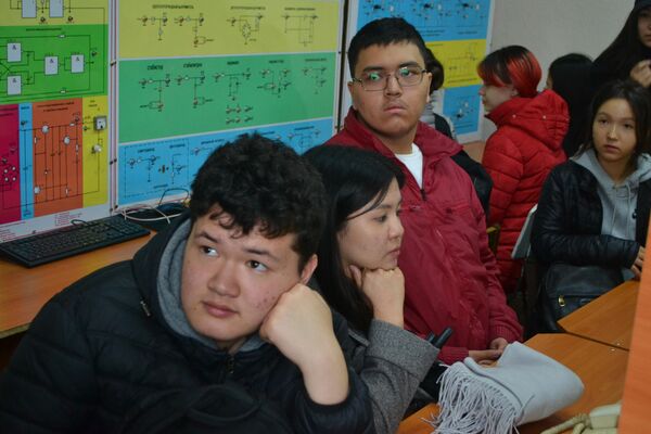Представители Кыргызско-Российского Славянского университета проводят профориентационные мероприятия для школьников - Sputnik Кыргызстан