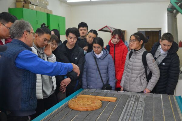 Специалисты познакомили учащихся с образовательными направлениями, особое внимание было уделено информационным технологиям и горнорудной отрасли - Sputnik Кыргызстан