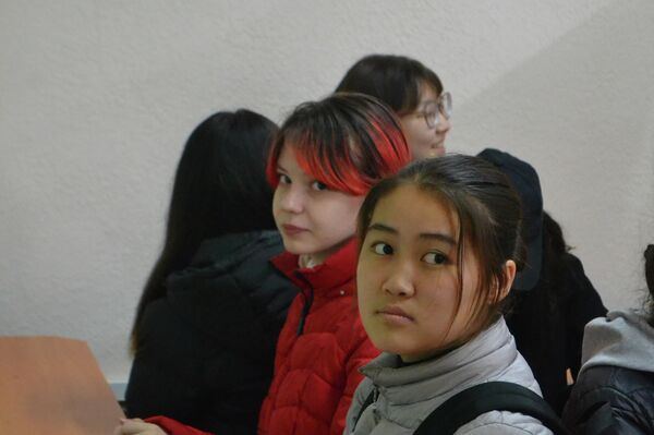16 марта на естественно-техническом факультете прошла обзорная экскурсия для старшеклассников школы-гимназии № 13 - Sputnik Кыргызстан