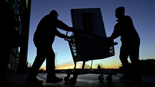 Покупатели с корзиной возле супермаркета в США. Архивное фото - Sputnik Кыргызстан