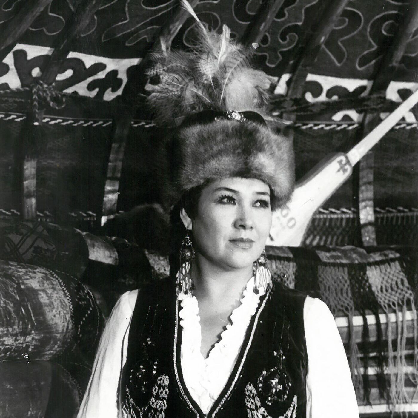 Даша орманда сорып жатыр