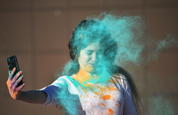 Девушки делает селфи во время обсыпания краской на фестивале индийской культуры Холи в Москве. Фестиваль Холи — индуистский праздник весны и плодородия, в Москве проводится уже 14-й год. - Sputnik Кыргызстан