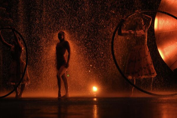Артисты на репетиции шоу Cirque du Soleil Luzia в Барселоне (Испания) - Sputnik Кыргызстан