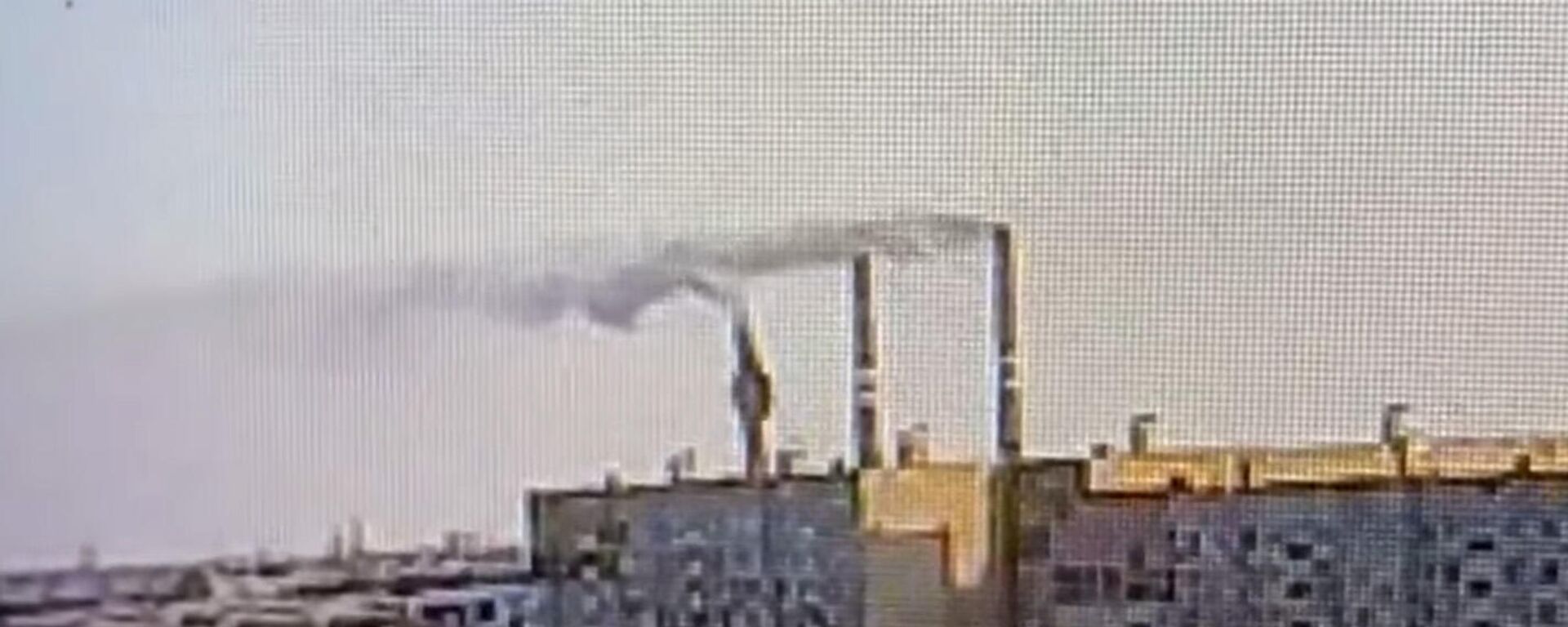 На видео попал момент обрушения трубы на ТЭЦ в Казахстане - Sputnik Кыргызстан, 1920, 20.03.2022