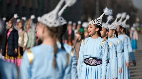 Участницы праздничного концерта на площади Ала-Тоо в Бишкеке - Sputnik Кыргызстан