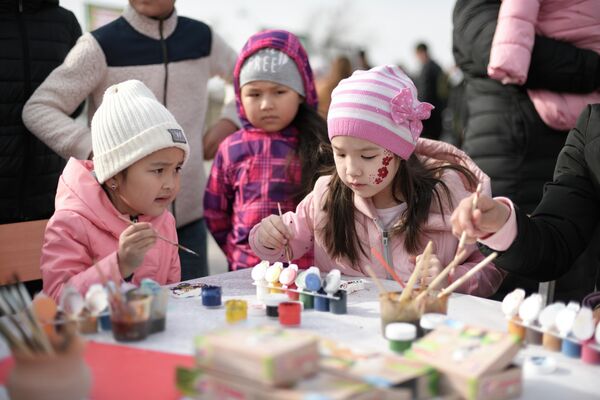 Для детей были организованы различные мастер-классы... - Sputnik Кыргызстан