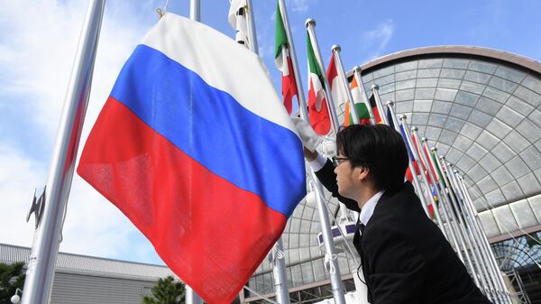 Вывешивание флага России у в Осаке. Архивное фото - Sputnik Кыргызстан
