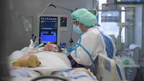 Медик оказывает помощь пациенту с COVID-19 в больнице. Архивное фото - Sputnik Кыргызстан