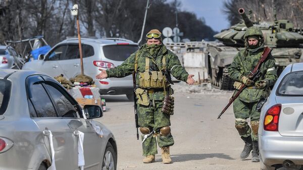 Военнослужащие ДНР проверяют машины с беженцами на выезде из Мариуполя - Sputnik Кыргызстан