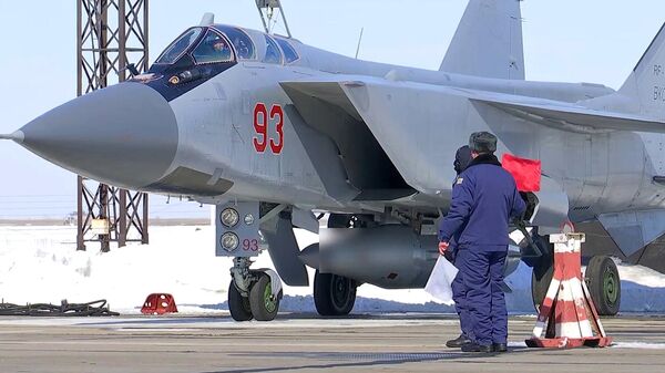 МиГ-31 истребителинин экипажы гипер үндүү ракета Кинжал менен. Архив - Sputnik Кыргызстан