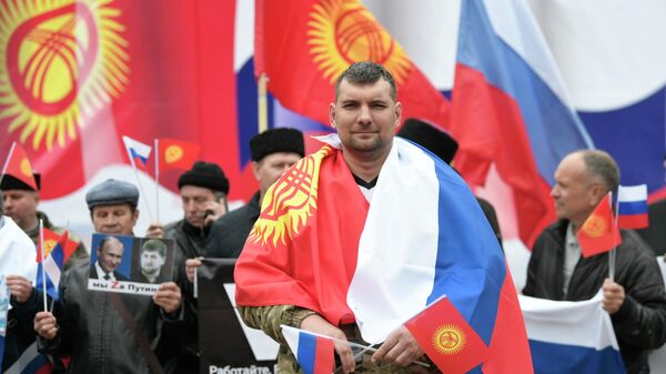 В Бишкеке проходит митинг за дружбу народов Кыргызстана и России — запись прямого эфира - Sputnik Кыргызстан