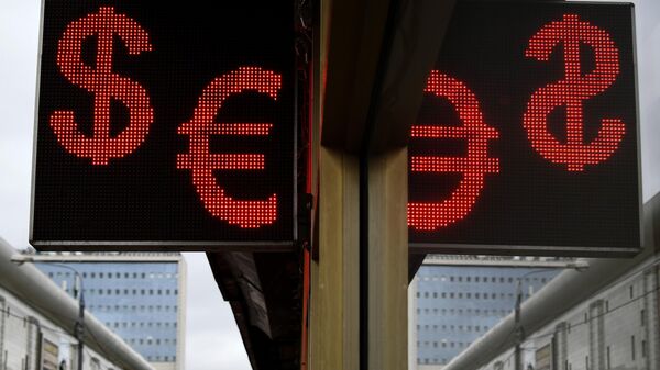 Табло доллара и евро у пункта обмен валют. Архивное фото - Sputnik Кыргызстан