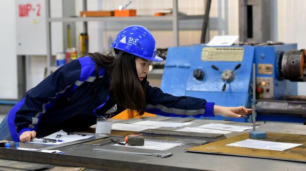 Работница предприятия по производству лифтового оборудования в Чуйской области. Архивное фото - Sputnik Кыргызстан