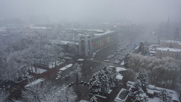 Площадь Ала-Тоо в Бишкеке во время мартовского снегопада - Sputnik Кыргызстан