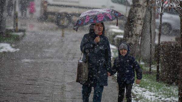 Люди идут во время снегопада. Архивное фото - Sputnik Кыргызстан