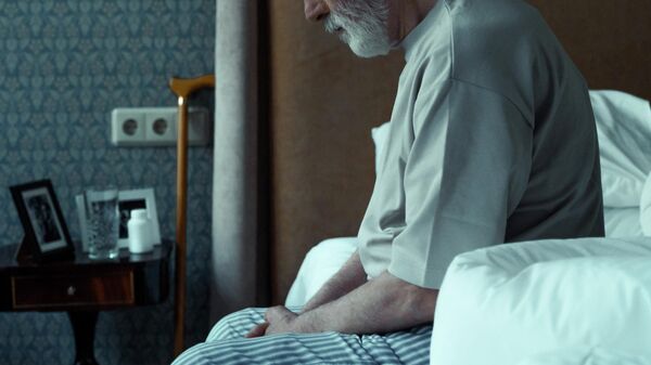 Пожилой мужчина на кровати. Иллюстративное фото - Sputnik Кыргызстан