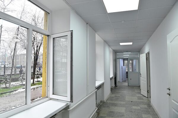 В этом году здание отремонтировали, частично начали принимать пациентов. Корпус рассчитан на более чем 150 больных - Sputnik Кыргызстан