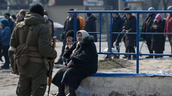 Жители Мариуполя ждут своей очереди получить гуманитарную помощь, доставленную из России - Sputnik Кыргызстан