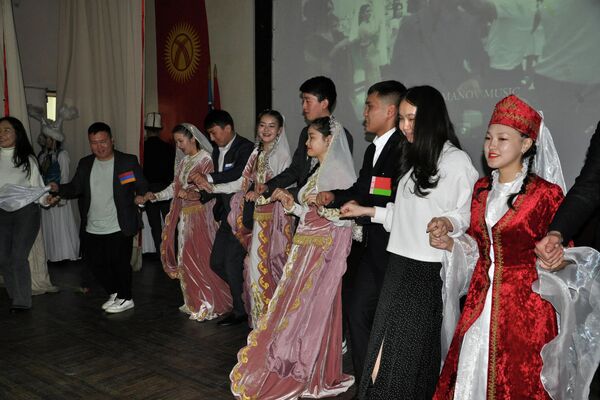 Они высоко оценили организацию мероприятия и выступления студентов - Sputnik Кыргызстан