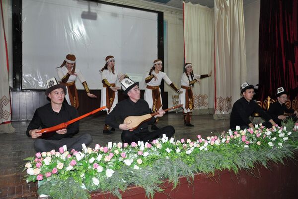 Участниками мероприятия  стали студенты столичных вузов, которые показали зрителям культуру и традиции стран — участниц Евразийского экономического союза - Sputnik Кыргызстан