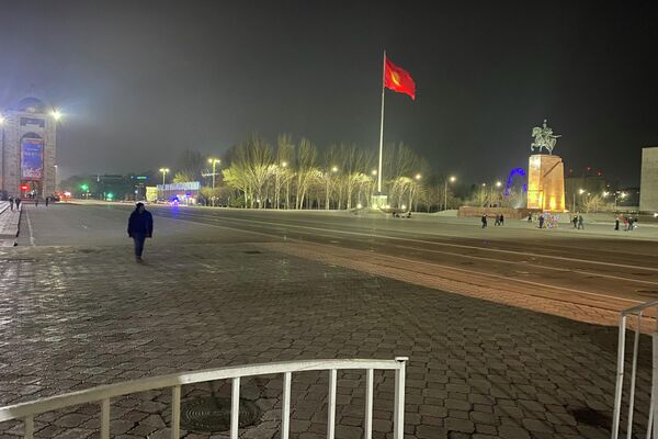 Ранее сообщалось, что ограничения на проезд будут действовать на площади Ала-Тоо и Старой площади с 22:00 24 марта до 11:00 25 марта от улицы Панфилова до проспекта Эркиндик - Sputnik Кыргызстан