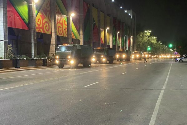 Ранее сообщалось, что ограничения на проезд будут действовать на площади Ала-Тоо и Старой площади с 22:00 24 марта до 11:00 25 марта от улицы Панфилова до проспекта Эркиндик - Sputnik Кыргызстан