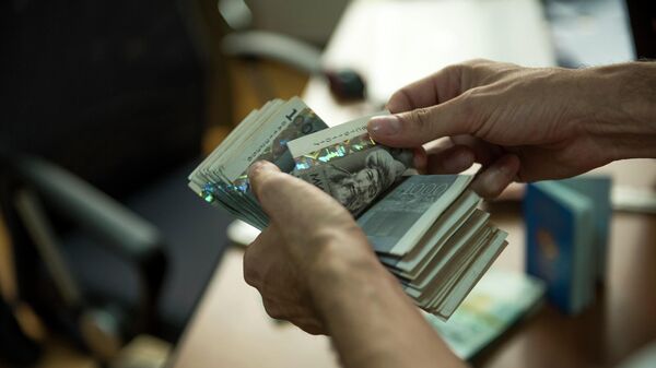 Мужчина пересчитывает деньги. Иллюстративное фото - Sputnik Кыргызстан