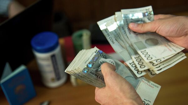 Мужчина пересчитывает деньги. Иллюстративное фото - Sputnik Кыргызстан