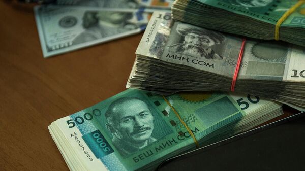 Сомовые и долларовые купюры. Архивное фото - Sputnik Кыргызстан