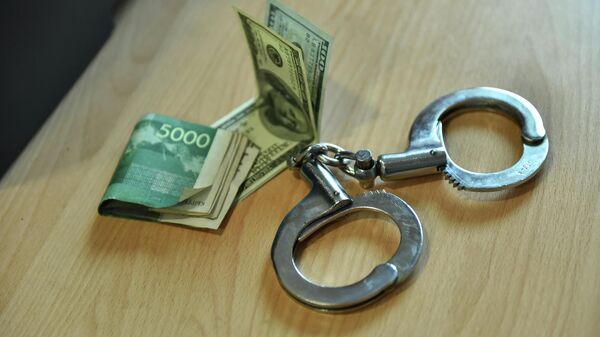 Деньги и наручники. Иллюстративное фото - Sputnik Кыргызстан