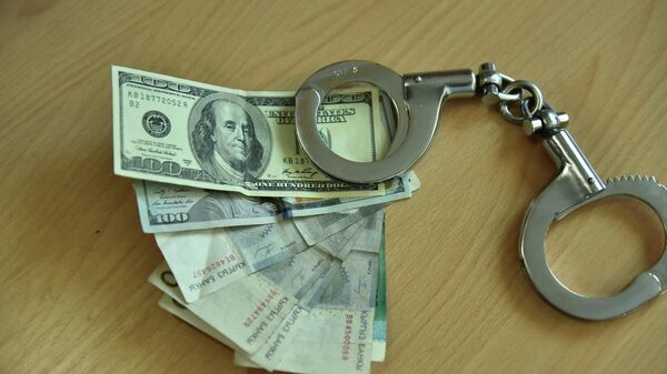Деньги и наручники. Иллюстративное фото - Sputnik Кыргызстан