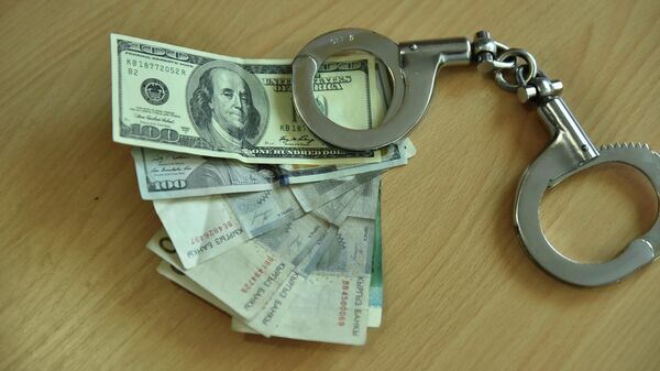Деньги и наручники. Архивное фото - Sputnik Кыргызстан