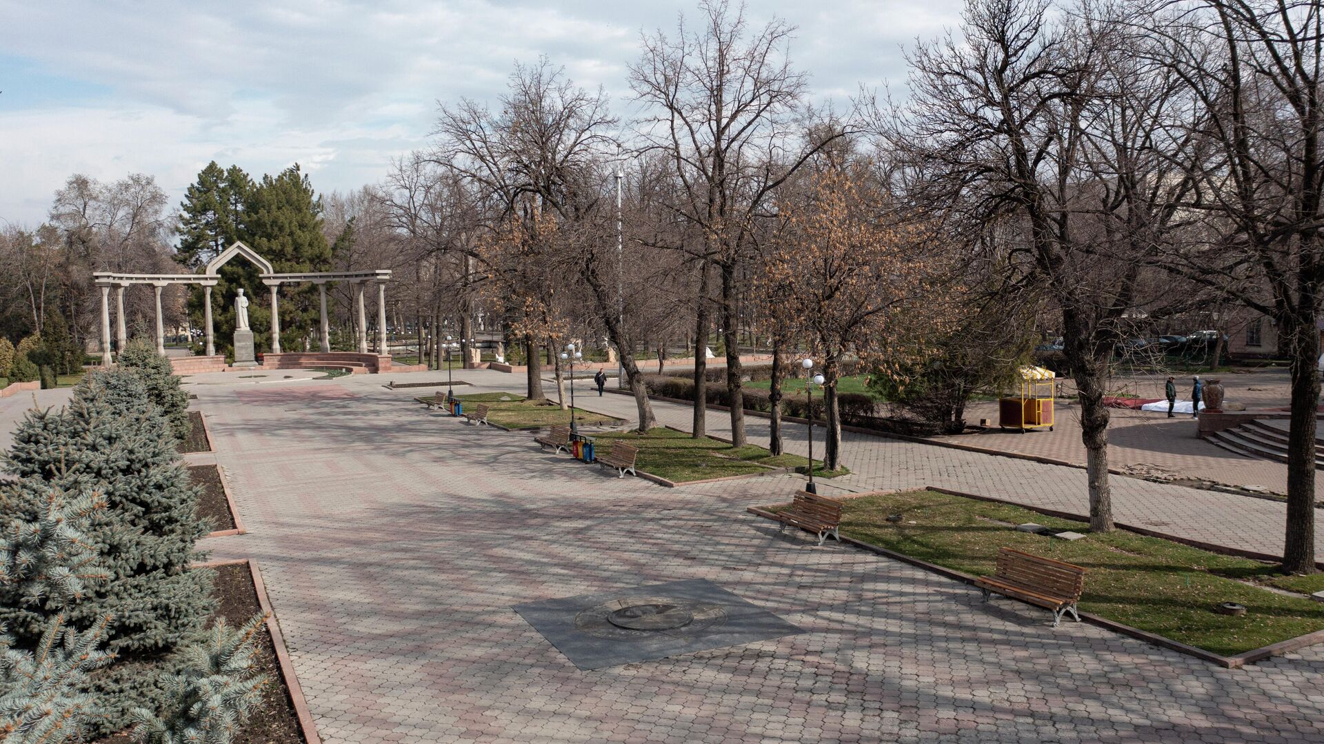 Вид на аллею у памятника Курманджан Датки в Бишкеке. Архивное фото - Sputnik Кыргызстан, 1920, 03.02.2023