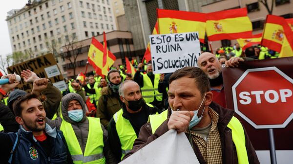 Митинги из-за роста цен на топливо в Мадриде - Sputnik Кыргызстан