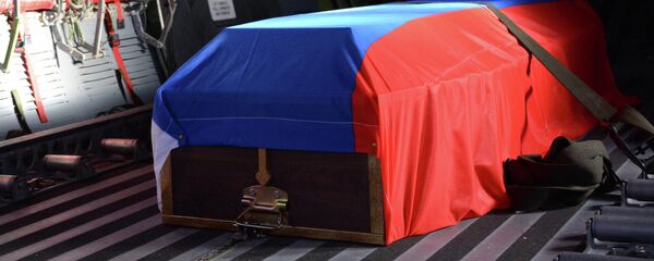 Гроб с телом российского летчика Су-24 Олега Пешкова в салоне самолета ВВС Турции перед официальной церемонией передачи тела. - Sputnik Кыргызстан