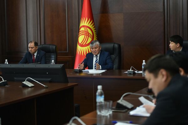Они обсудили взаимные грузовые перевозки, в том числе прохождение через границу грузовиков, направляющихся из Кыргызстана в Казахстан, Россию и обратно - Sputnik Кыргызстан