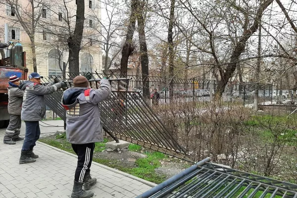 Также демонтированы заборы учреждения &quot;Кыргызстандарт&quot; при Министерстве экономики КР на улице Панфилова - Sputnik Кыргызстан