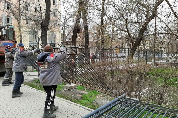 Также инспекцией демонтированы заборы учреждения "Кыргызстандарт" при министерстве экономики КР на улице Панфилова - Sputnik Кыргызстан