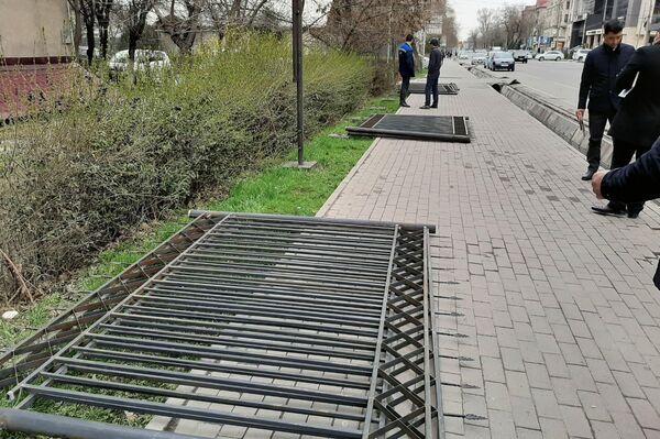Отмечается, что муниципальная инспекция по контролю за благоустройством и землепользованием продолжает наводить порядок в столице - Sputnik Кыргызстан