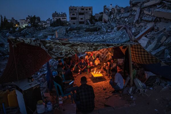 Фатима Шбаир запечатлела палестинских детей в секторе Газа. Работа признана лучшей в категории &quot;Единичные фото, Азия&quot;. На фото дети со свечами во время прекращения огня в Бейт-Лахии 25 мая 2021 года. Конфликт между Израилем и Палестиной обострился 10 мая после угрозы выселения нескольких палестинских семей из квартала Шейх-Джарра в Восточном Иерусалиме, а также столкновений израильтян и палестинцев у мечети Аль-Акса из-за ограничения доступа к Храмовой горе во время Рамадана. - Sputnik Кыргызстан