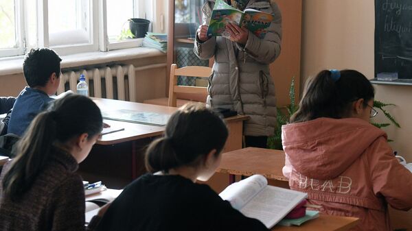 Учительница во время уроков. Архивное фото - Sputnik Кыргызстан