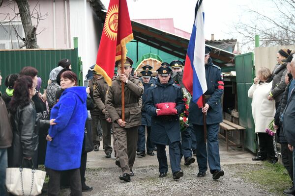 Похороны уроженца Кыргызстана Рустама Зарифулина прошли в Кара-Балте - Sputnik Кыргызстан
