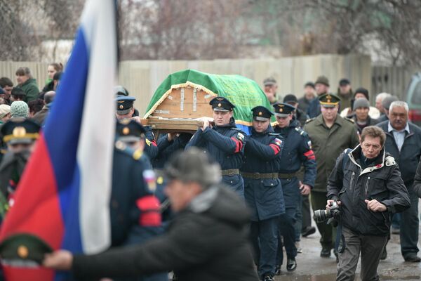 Тело сержанта контрактной службы доставили на историческую родину утром 26 марта - Sputnik Кыргызстан