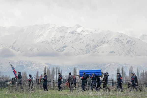 Рустам Зарифулин похоронен на городском кладбище Кара-Балты - Sputnik Кыргызстан