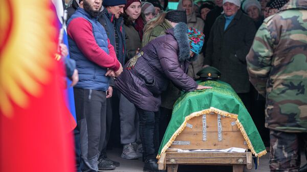 Похороны Рустама Зарифулина героически погибшего в ходе спецоперации России на Украине - Sputnik Кыргызстан